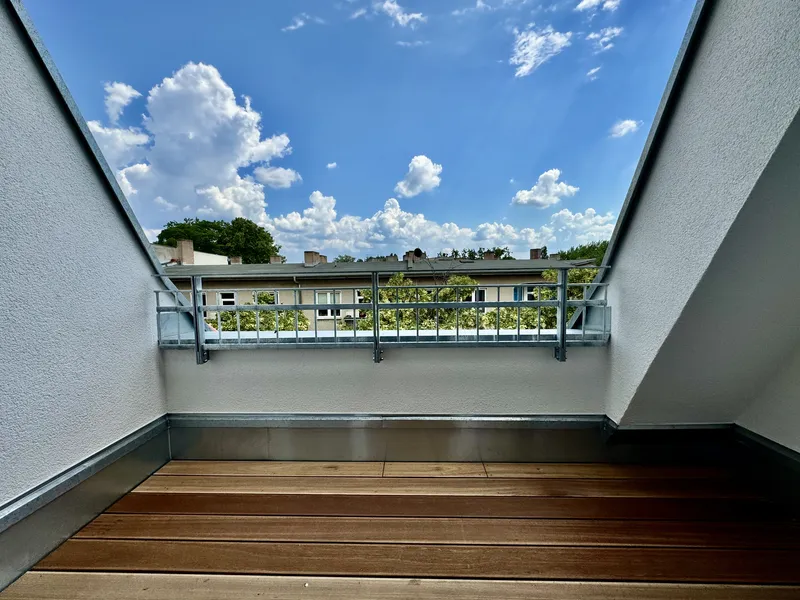 Newly built attic apartment (2024) with terrace & fitted kitchen – available immediately ! — photo 1
